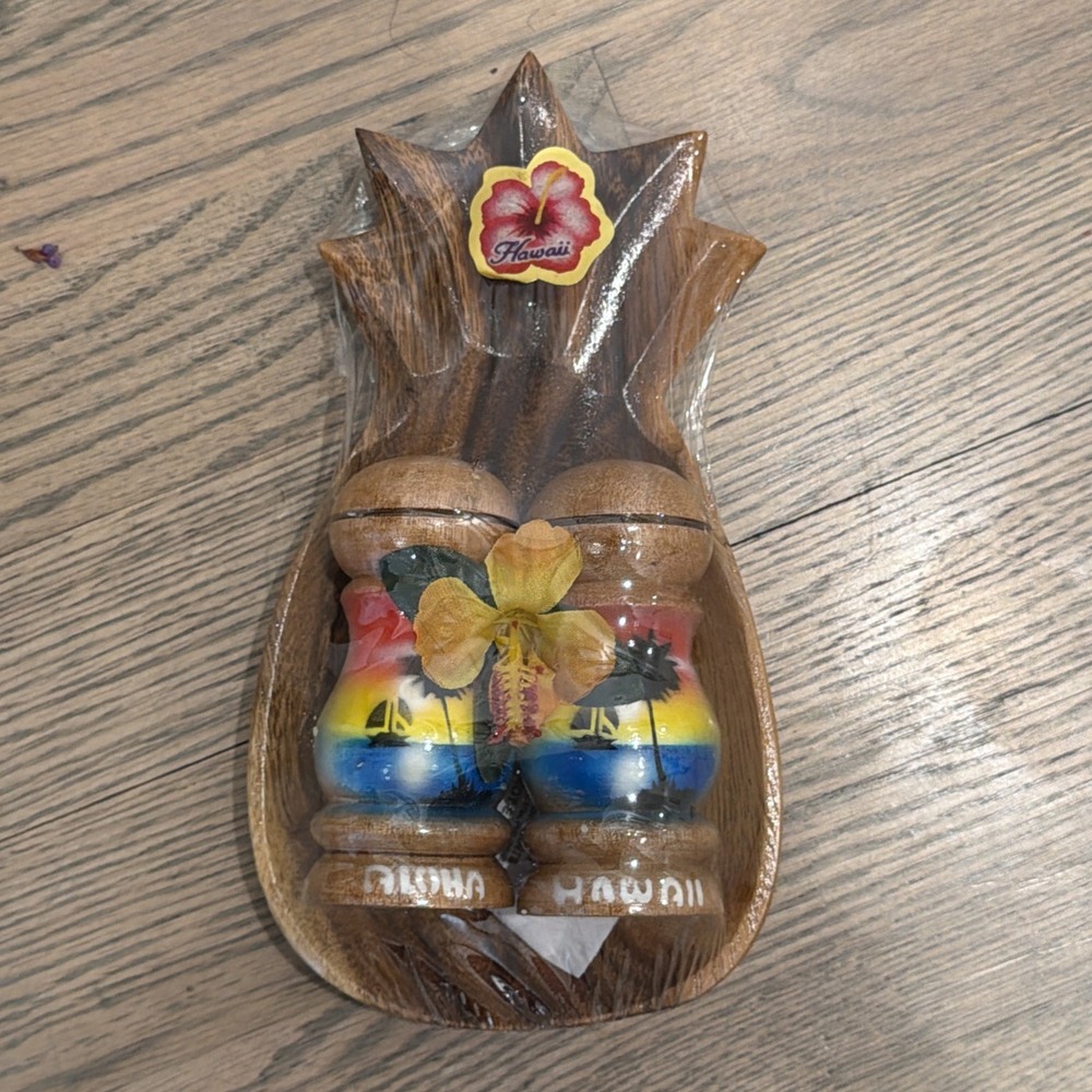 Vtg Wooden Souvenir Aloha Hawaii Salt & Pepper With‎ Pineapple Dish
